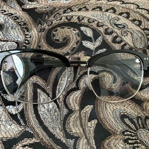 Fashionable glasses brand new. Never used❣️
